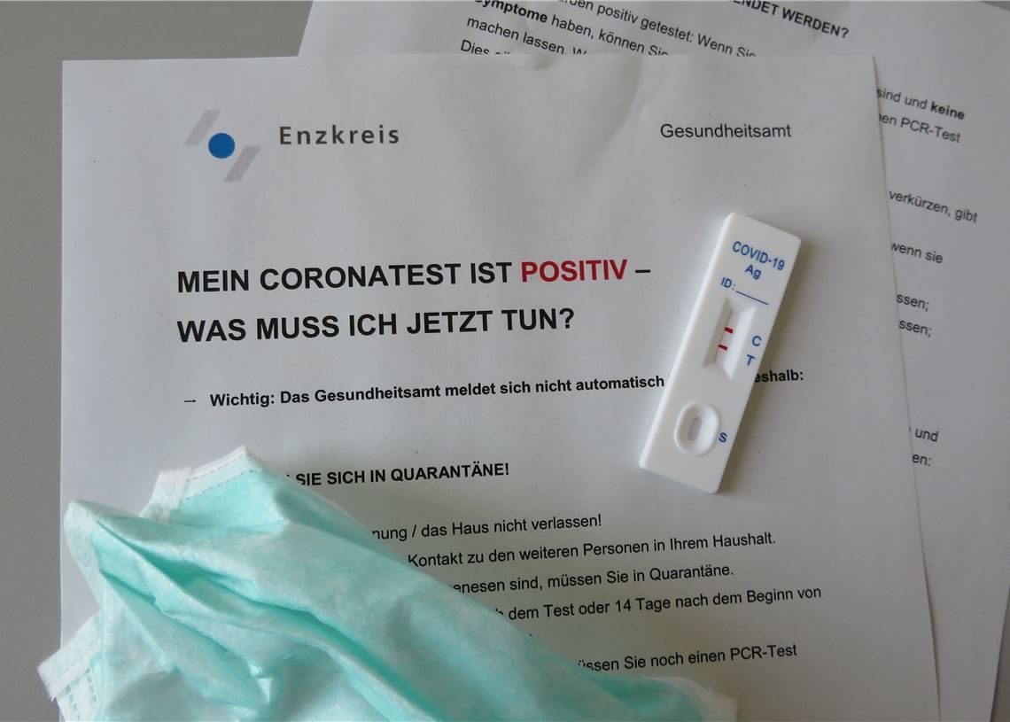 Zu viele Anfragen: Mit einem knappen Infoblatt informiert das regionale Gesundheitsamt darüber, was bei einem positiven Testergebnis zu tun ist. Foto: Enzkreis/Hörstmann