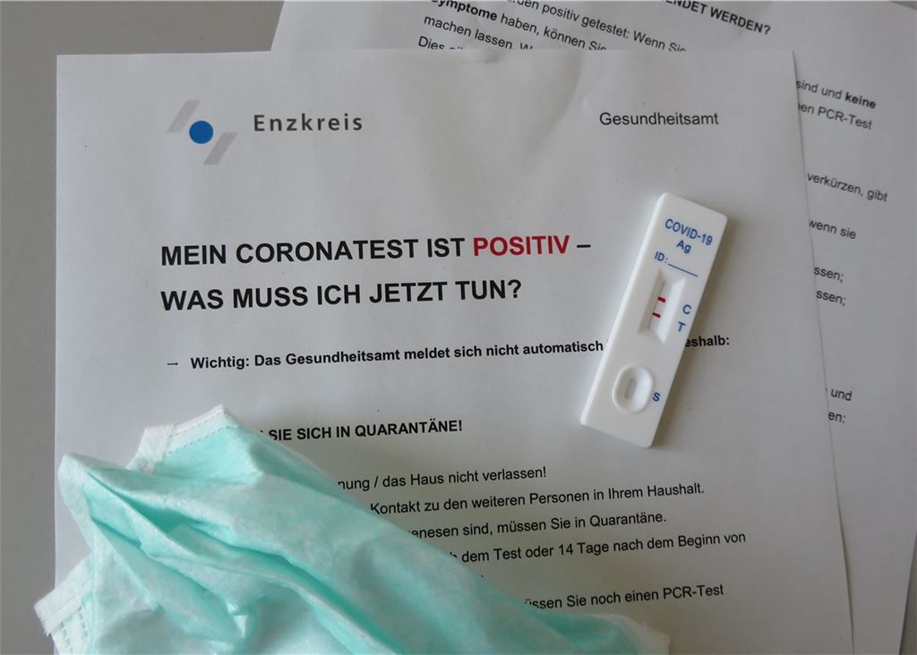 Zu viele Anfragen: Mit einem knappen Infoblatt informiert das regionale Gesundheitsamt darüber, was bei einem positiven Testergebnis zu tun ist. Foto: Enzkreis/Hörstmann