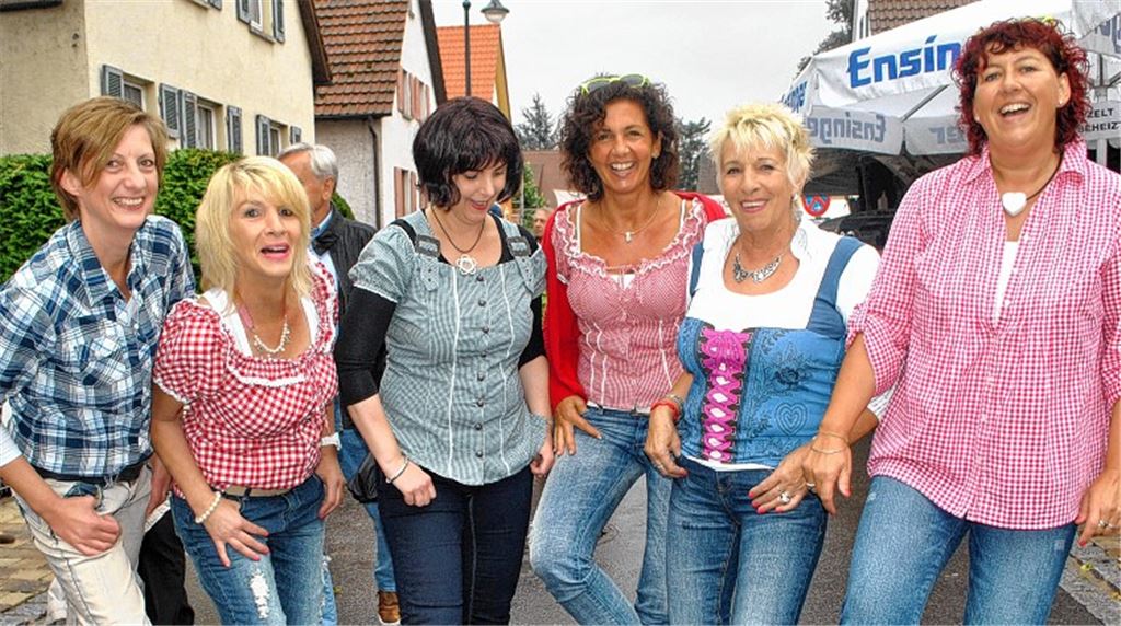 Zünftig: Die Damen der Line-Dance-Gruppe von Gym and Dance freuen sich trotz anfänglichen Regens auf das Straßenfest. 