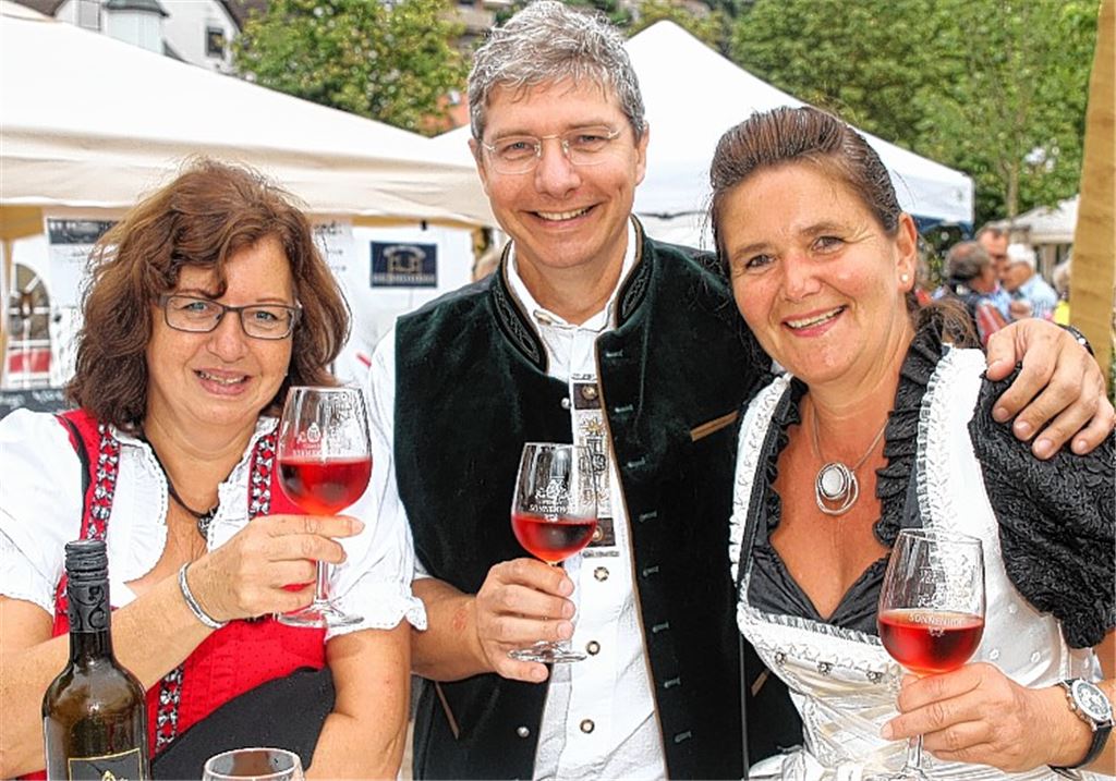 Zünftige Weinprobe auf dem Wertleplatz in den Enzgärten: Rosemarie Ruckober (v. li.), Rainer Claus und Jacqueline Roth aus Großglattbach.