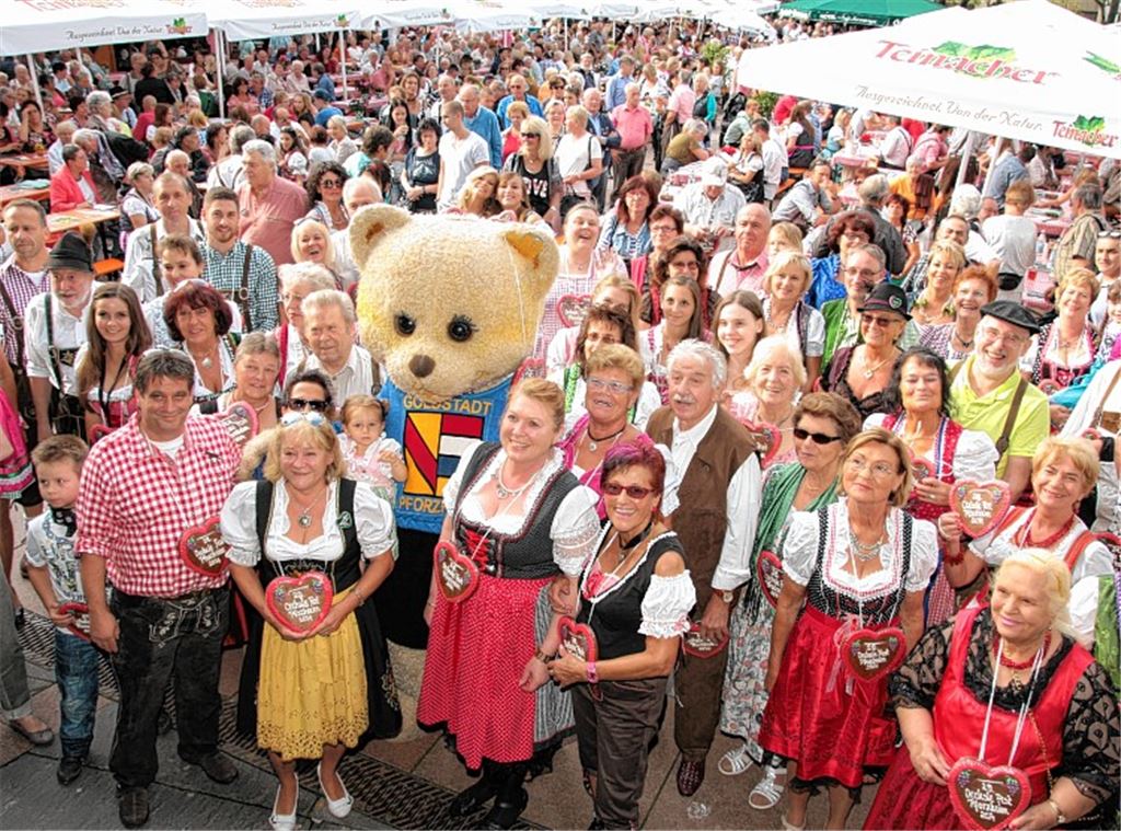 Zünftiges Oechslefest: Dirndln und Lederhosen so weit das Auge reicht. Foto: Viehweg