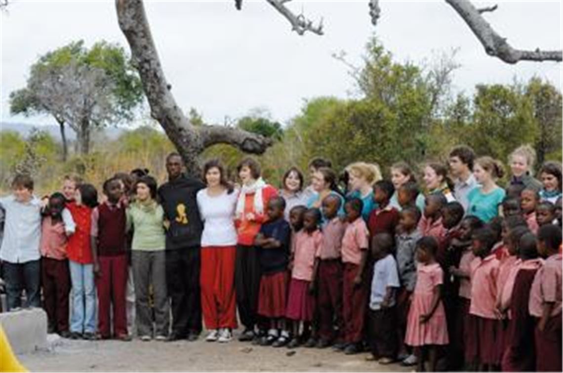 Zufällige Begegnung unter dem Affenbrotbaum im Mikumi-Nationalpark: Gesang schlägt schnell eine Brücke zwischen den tanzanischen Schülern und der Maulbronner Kurrende. 
Foto: p