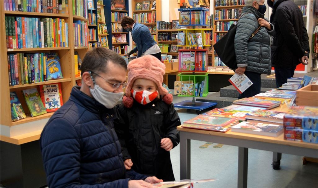 Zufrieden: Bei Buch-Elser können die Kunden zu verlängerten Öffnungszeiten entspannt bummeln. Fotos: Stahlfeld