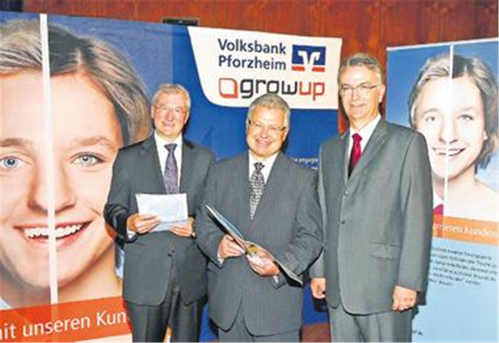 Zufrieden mit dem abgelaufenen Geschäftsjahr: die Volksbank-Vorstände Fritz Schäfer (li.) und Jürgen Zachmann (re.) sowie der Aufsichtsratsvorsitzende Gerhard Bossert. 
Foto: Kollros