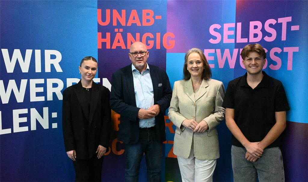 Zufrieden mit der Entwicklung im Kammerbezirk Nordschwarzwald: Im Bild links und rechts die beiden Auszubildenden Leyla Hasanic und Simeon Tsagkarlidis (beide lernen kaufmännisches Büromanagement), Mitte Tanja Traub und Günter Brecht. Foto: Bott