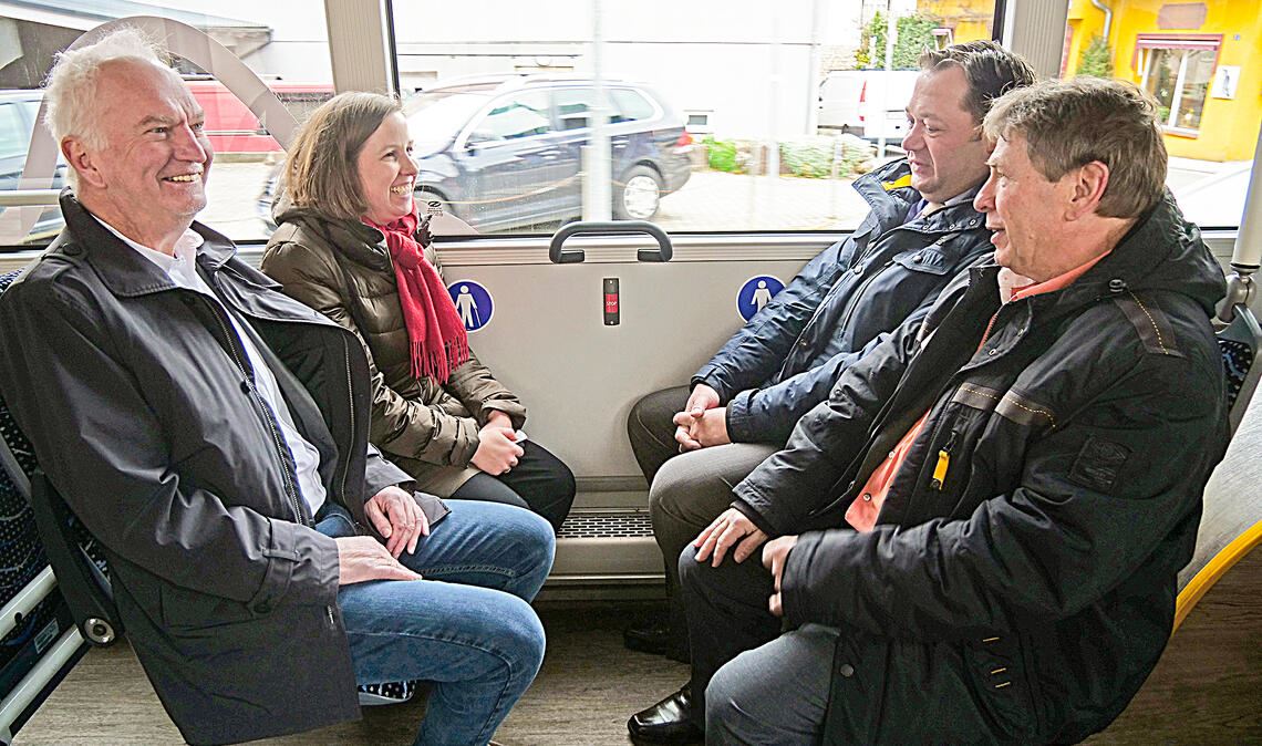 Zufrieden mit der Premierenfahrt: Bernd Mellenthin, Hilde Neidhardt, Thilo Grabo und Axel Hofsäß (v.li.) genießen die geräuscharme Fahrt im ersten Elektrobus, der im Enzkreis im Linienverkehr eingesetzt wird – wenn auch zunächst nur probeweise. Foto: Friedrich