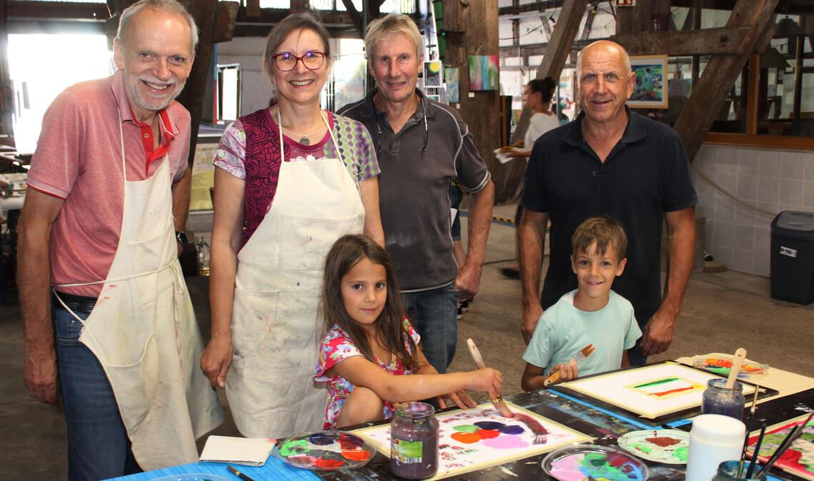 Zufrieden mit der ersten „Kunst-Kelter“: Uli Schlimm (v.li.), Beate Horvath, Rainer Traub und Rainer Falk vom Verein „DIE Kelter“ mit Elina und Frederik.  Foto: Prokoph