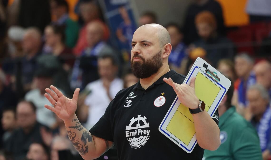 Zufrieden mit seinen Frauen vom MTV: Trainer Konstantin Bitter