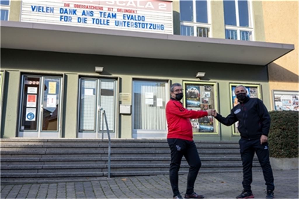 Zufrieden über das Ergebnis der Spendenaktion: Kinobetreiber Joachim Baensch (li.) und Carlo Morgante vom Team Evaldo. Foto: Recken