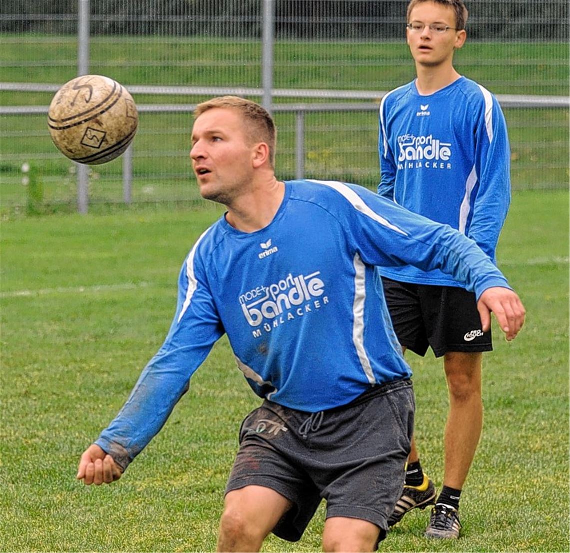 Zufriedene Faustballer des TV Enzberg: Nicht nur das eigene Turnier findet großen Anklang, auch das Trainingsangebot für Freizeitmannschaften im Vorfeld. Da lässt sich der elfte Platz des TVE-Teams im Männerturnier verschmerzen. Foto: Fotomoment