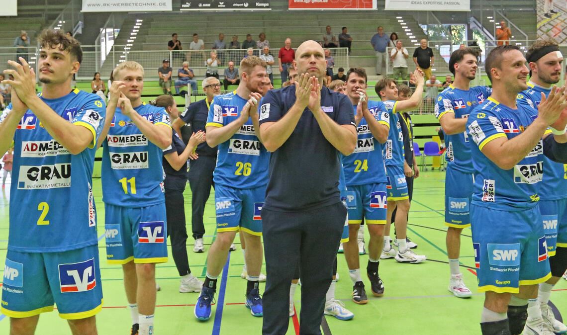 Zufriedene Gesichter bei SG-Trainer Alexander Lipps und seinem Team. Foto: Jürgen Müller