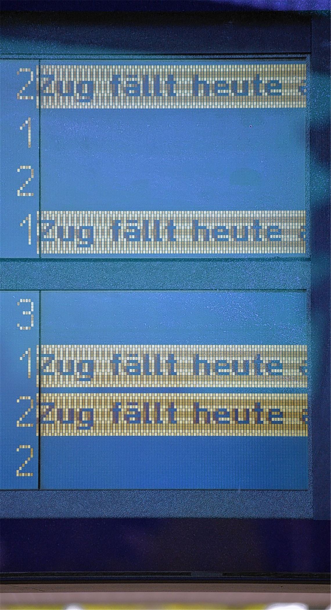 „Zug fällt heute aus“ – diese Botschaft bekommen derzeit Bahnreisende zu sehen.