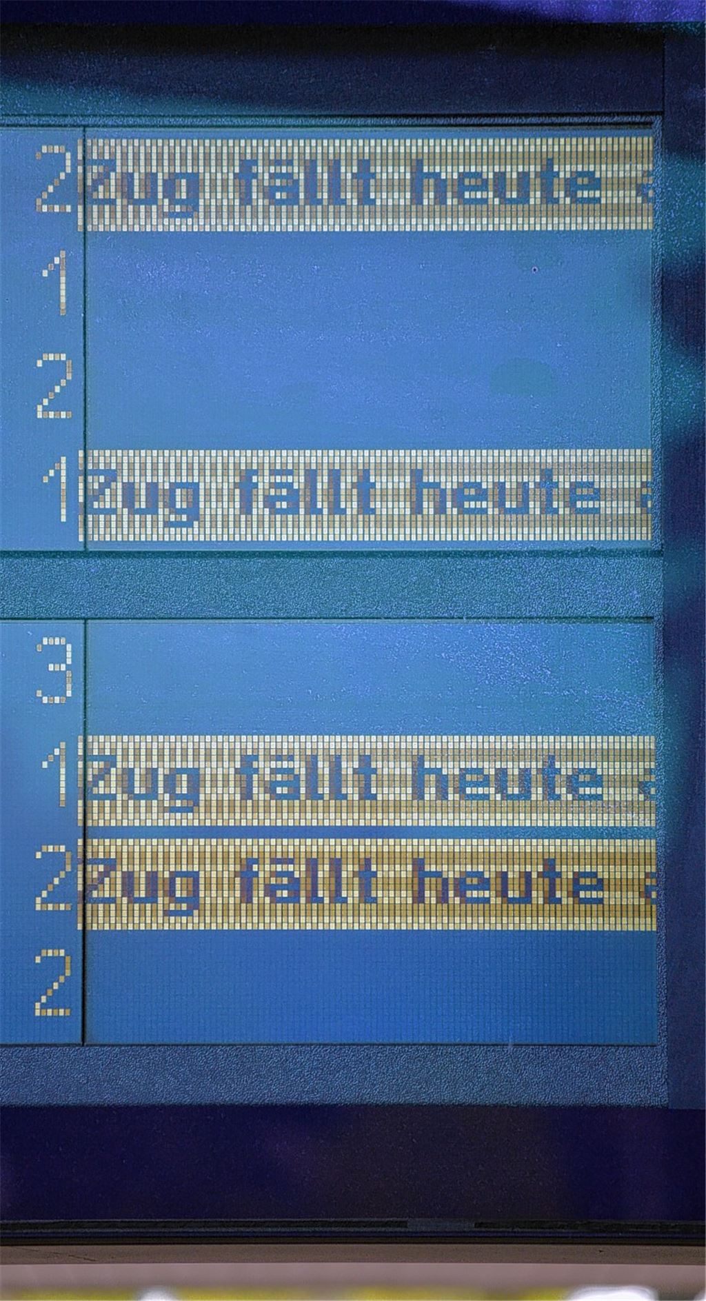 „Zug fällt heute aus“ – diese Botschaft bekommen derzeit Bahnreisende zu sehen.