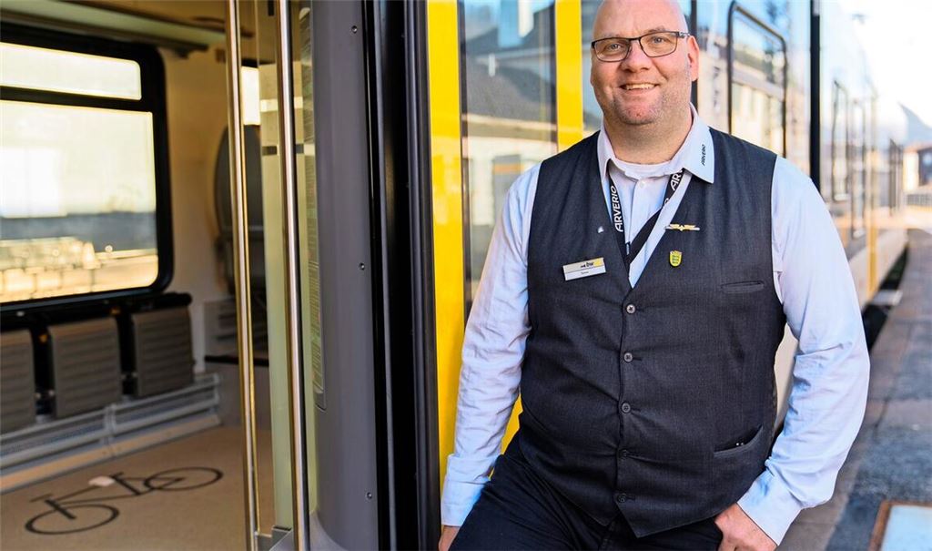 Zugbegleiter Ronald-Phillip Tolkiehn setzt sich weit über das übliche Maß für seine Fahrgäste ein.