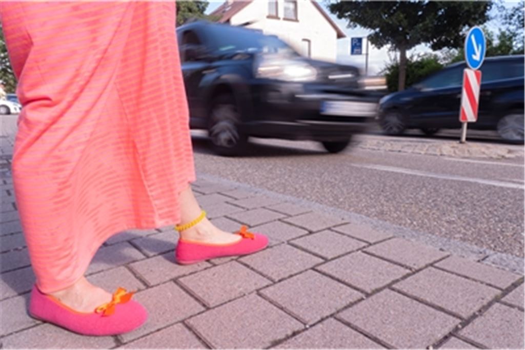 Zugeparkte Gehwege, unübersichtliche Straßenverhältnisse: Fußgänger haben es im täglichen Verkehr nicht immer leicht. Das soll sich ändern.Fotomoment
