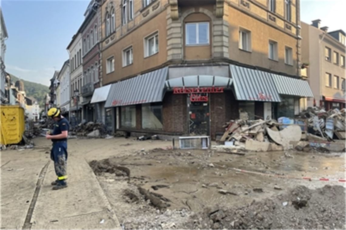 „Das ist mit den Fernsehbildern nicht vergleichbar“ Zugführer Pascal Nouvel bei der Erkundung in Ahrweiler. Foto: THW