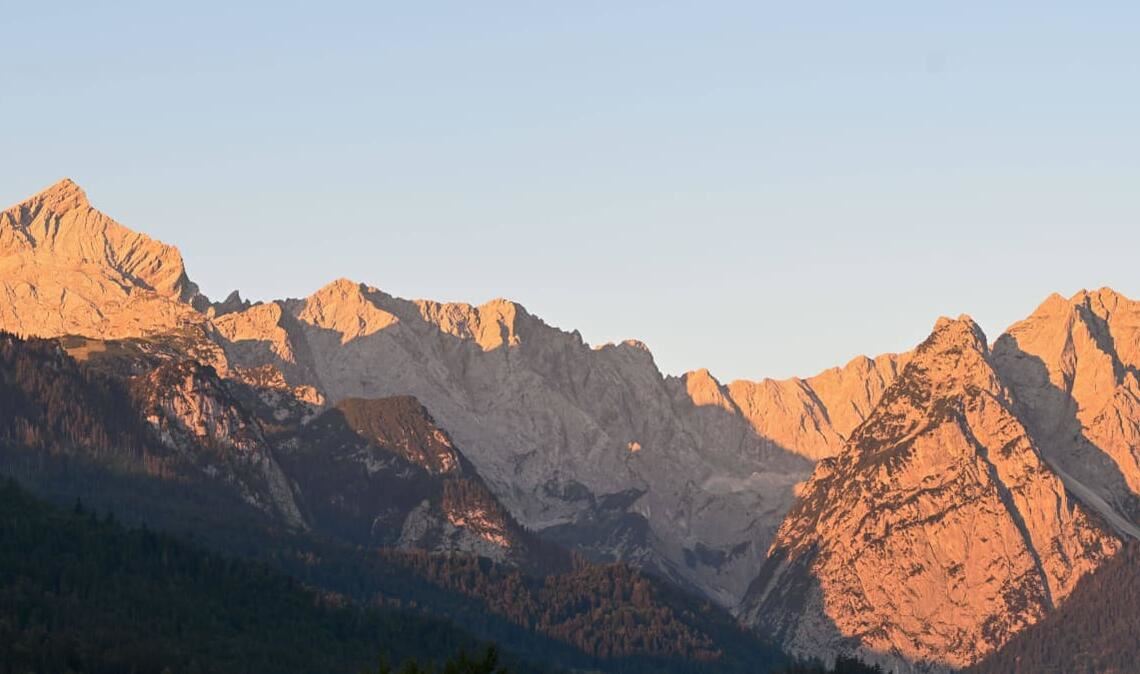 Zugspitze und Wetterstein-Massiv im heißen Sommer 2026.