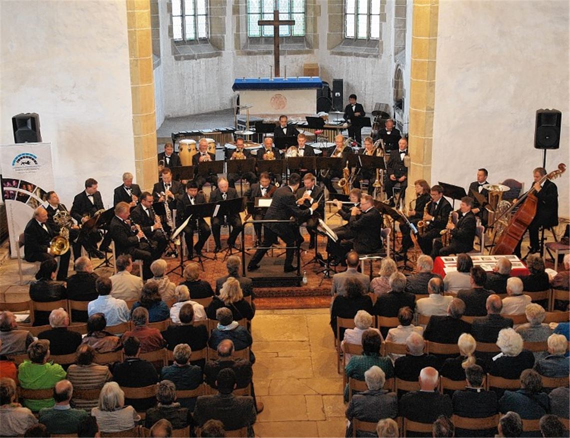 Polizeiorchester reißt Zuhörer von den Sitzen