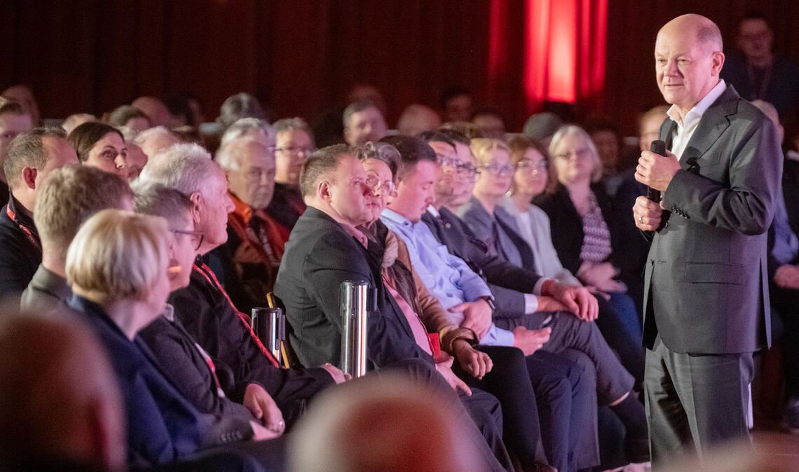Zuhören und antworten: Bundeskanzler Olaf Scholz (re.) demonstriert bei der rund einstündigen „Town-Hall“-Veranstaltung in Ispringen Bürgernähe. Fotos: Fotomoment