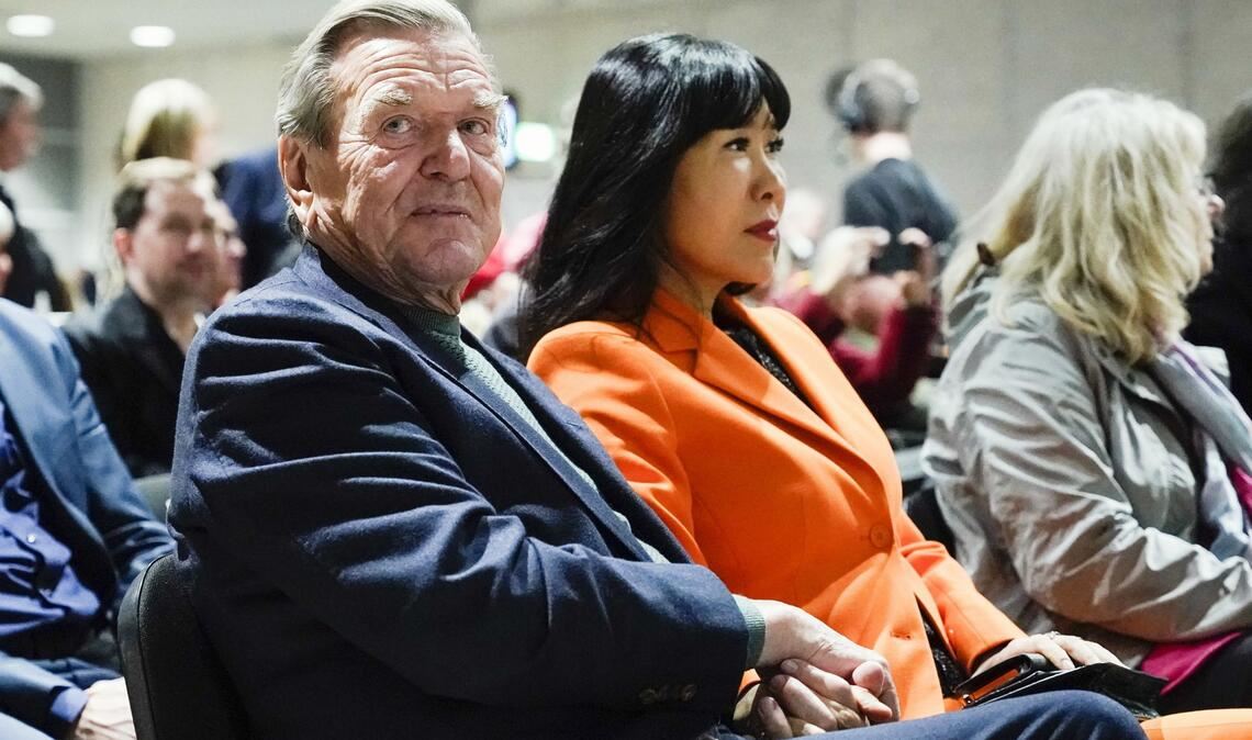 Zuletzt sorgte Schröder für Aufregung, als er zusammen mit seiner Frau Soyeon Schröder-Kim beim Empfang der russischen Botschaft  auftauchte (Archivfoto).