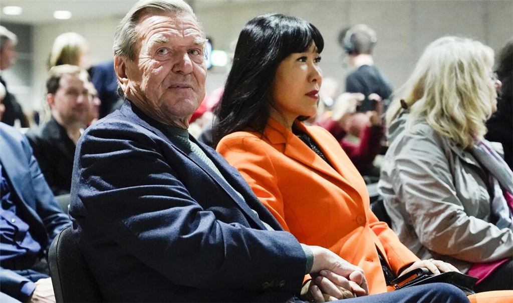Zuletzt sorgte Schröder für Aufregung, als er zusammen mit seiner Frau Soyeon Schröder-Kim beim Empfang der russischen Botschaft  auftauchte (Archivfoto).