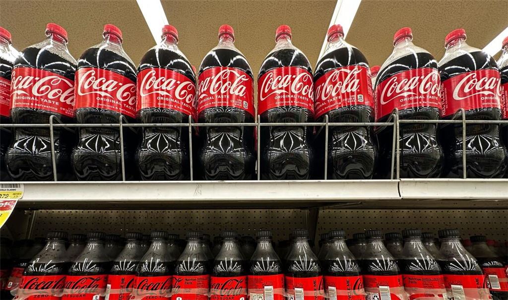 Zuletzt waren zuckerfreie Getränke gefragt - und Verbraucher griffen auch zu kleineren Verpackungen. (Archivbild)