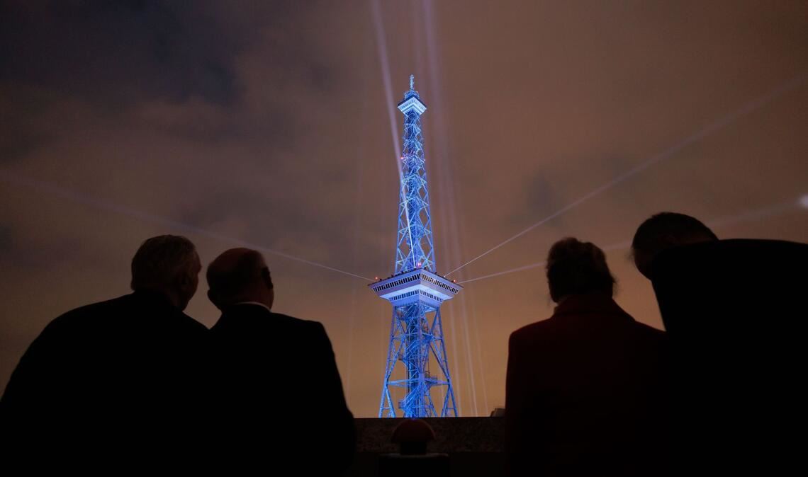 Zum 100-jährigen Jubiläum macht der Funkturm in Berlin einfach mal blau.