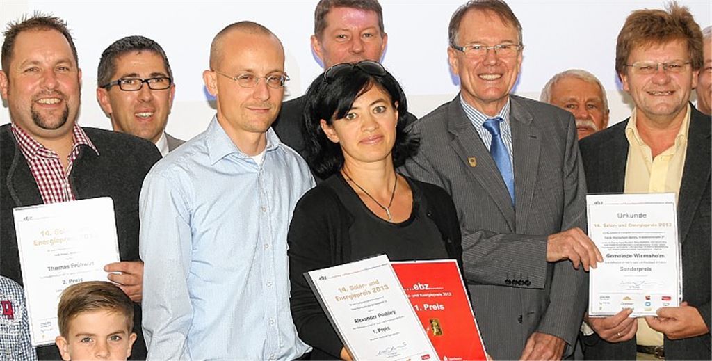 Zum 14. Mal wurde der regionale Solar- und Energiepreis für Objekte in Pforzheim und dem Enzkreis verliehen. Bei der Siegerehrung unter anderem (Ausschnitt vorne von links) der Zweitplatzierte Thomas Frühwirth, die Sieger Alexander und Alice Poddey, Enzkreis-Umweltdezernent Karl-Heinz Zeller und der Wiernsheimer Bürgermeister Karlheinz Oehler.