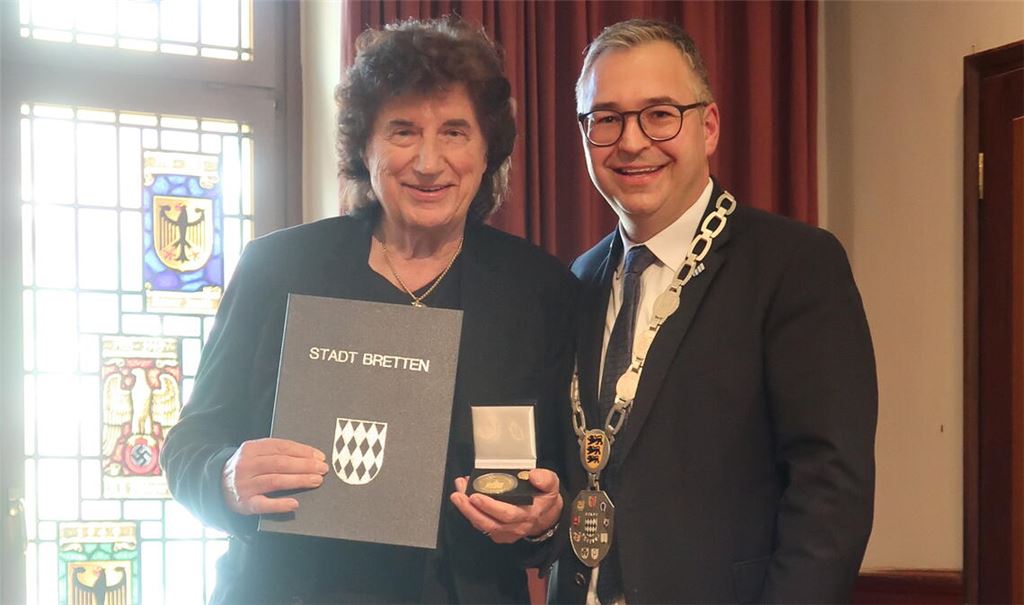 Zum 80. Geburtstag überreicht Brettens OB Nico Morast (re.) dem „Flipper“ Olaf Malolepski die Bürgermedaille. Foto: Warzecha