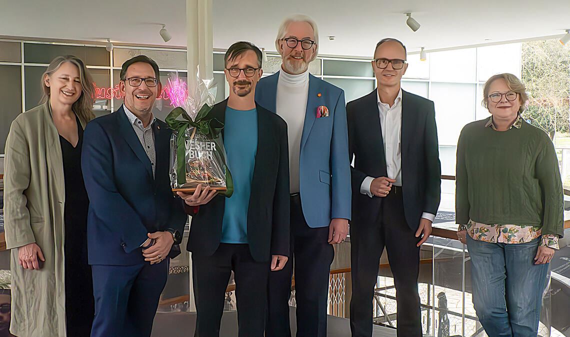 Zum Abschied gibt es viele lobende Worte für Dr. Christian Saalfrank (3.v.li.), dessen Weggang von Christine Lüdeke, Tobias Volle, Georg Leicht, Philipp Reisert und Cornelie Holzach (v.li.) bedauert wird. Foto: Friedrich