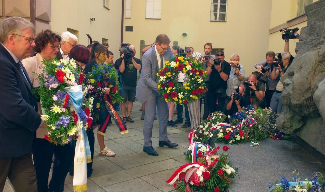 Zum Abschluss des Sudetendeutschen Tags wurden an einem ehemaligen Gestapo-Gefängnis Kränze und Blumen niedergelegt.