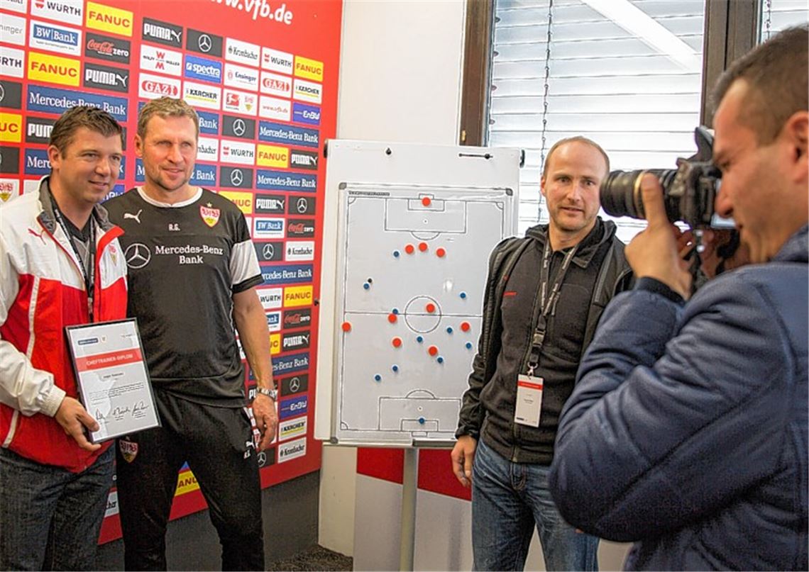 Zum Abschluss erhalten Holger Konzmann (linkes Bild, li.) und die übrigen Seminarteilnehmer ein „Cheftrainer Diplom“ von VfB-Co-Trainer Reiner Geyer (2.v.li.). Aufmerksam verfolgen die beiden Wiernsheimer Cihangir Köksal (rechtes Bild Mitte) und Holger Konzmann die Trainings-Demonstration.