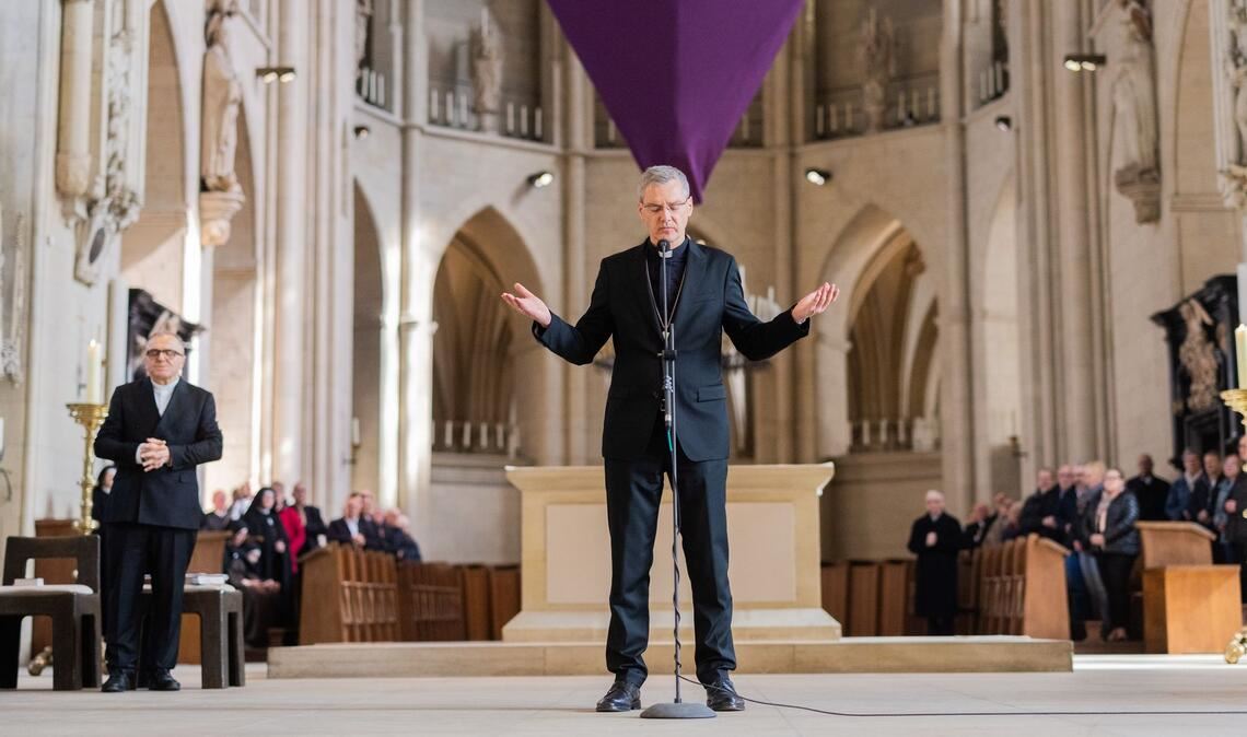 Zum Abschluss segnete der designierte Bischof die Gläubigen im Dom.