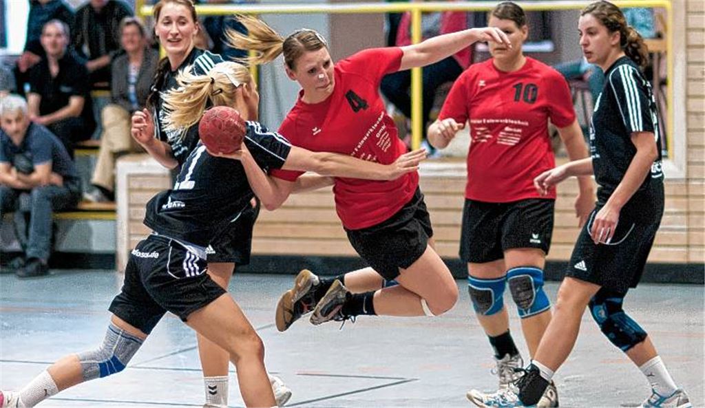Zum Abschluss zeigen die Wiernsheimerinnen noch einmal spektakulären Handball. Foto: Zschorsch