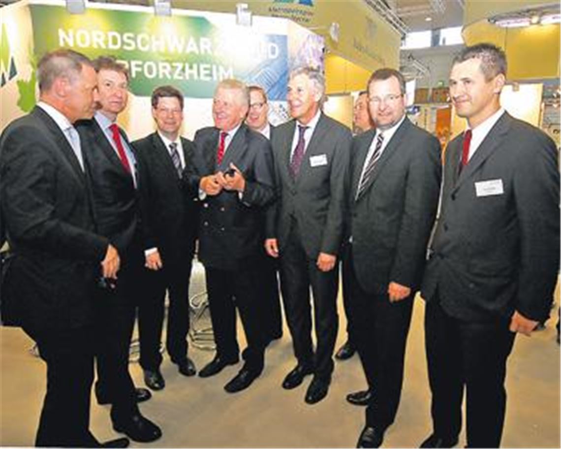 Zum Auftakt auf der Hannover Messe (v.li.): Wirtschaftsförderer Christoph Dickmanns, IHK-Hauptgeschäftsführer Martin Keppler, der Freudenstädter Oberbürgermeister Julian Osswald, der baden-württembergische Wirtschaftsminister Ernst Pfister, WFG-Geschäftsführer Jens Mohrmann, WFG-Aufsichtsratsvorsitzender Helmut Riegger, der Pforzheimer Oberbürgermeister Gert Hager und Enzkreis-Finanzdezernent Frank Stephan.
Foto: Kollros