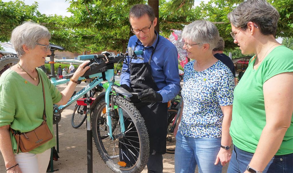 Zum Auftakt der Sommertour kümmern sich Stefanie Seemann, Hermino Katzenstein Eva Blum und Christin Grüne (v. li.) ums Rad. Foto: Friedrich