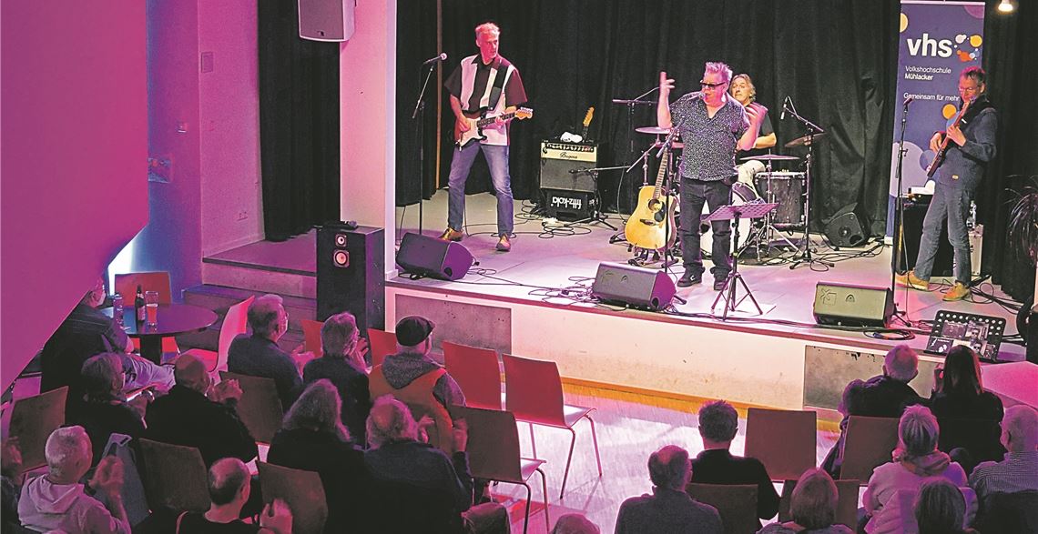 Zum Auftakt des Bluesfrühlings in Mühlacker spielte sich Bluessänger Eddy Wilkinson alias Fast Eddy mit seiner Blue Band am Freitagabend in die Herzen der Besucher des Jugendhauses Pro Zwo. Foto: Friedrich