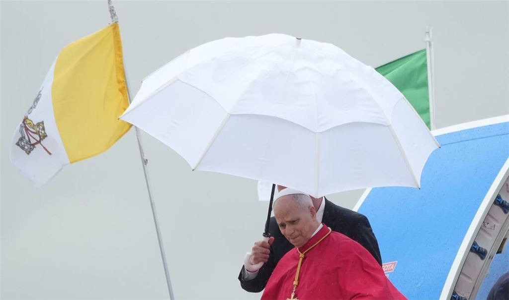 Zum Auftakt einer Afrika-Reise wurde Papst Leo XIV. von Kritik aus dem Weißen Haus überrascht.