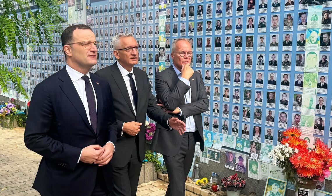 Koalitionsspitzen gemeinsam zu Solidaritätsbesuch in Kiew Zum Auftakt ihres Besuchs gedenken Spahn und Miersch der gefallenen Soldaten.