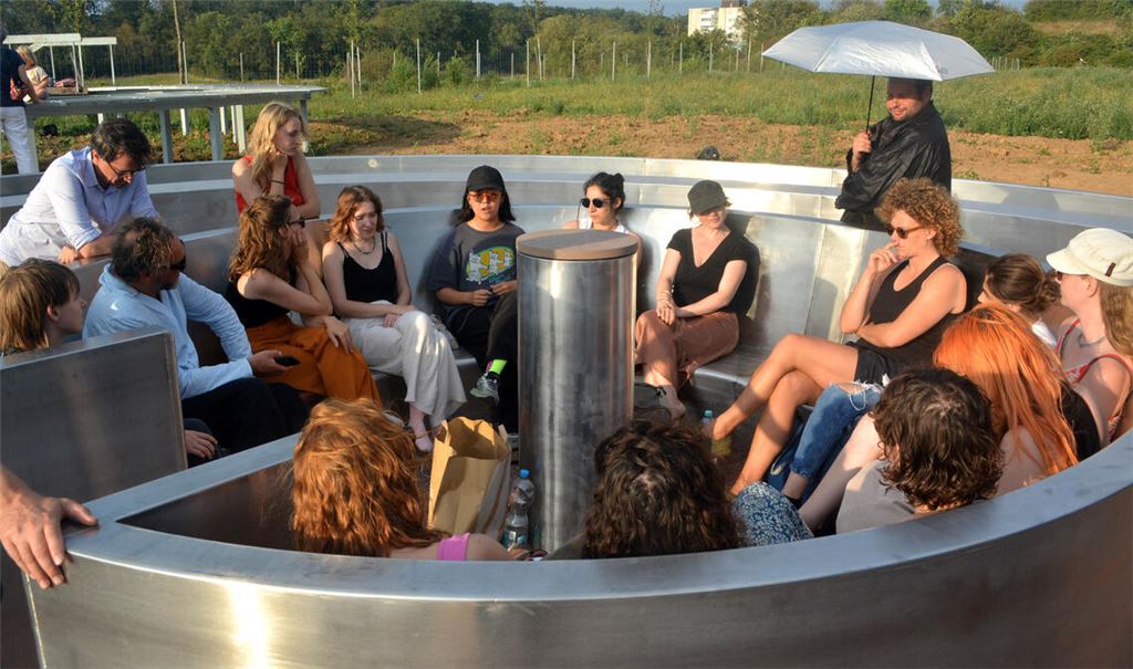 Zum Auftakt ist auch eine Gruppe von Studenten aus Groningen, die sich intensiv mit der Ornamenta beschäftigen, im Ziegelgarten dabei. Fotos: Stahlfeld