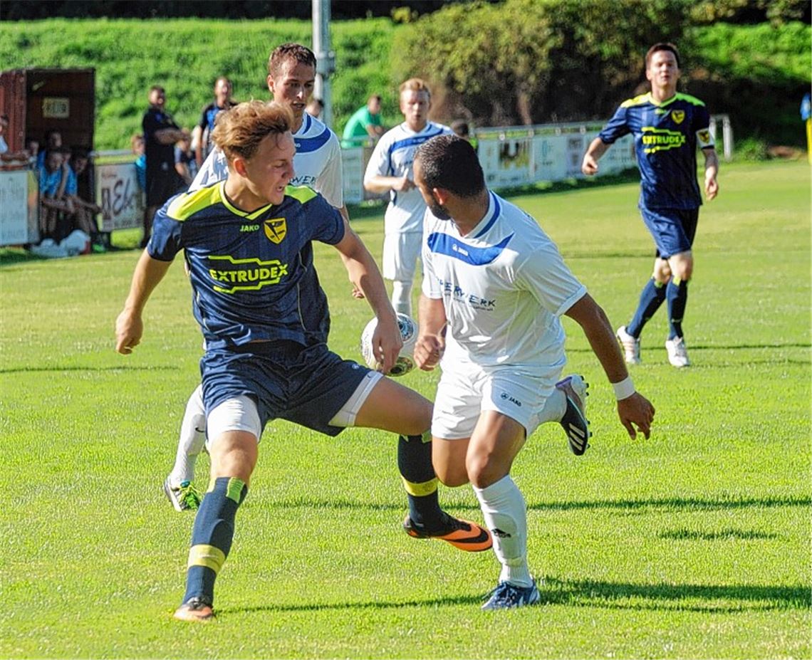 Zum Auftakt zieht Lomersheim (blaue Trikots) zuhause gegen den TSV Merklingen den Kürzeren. 