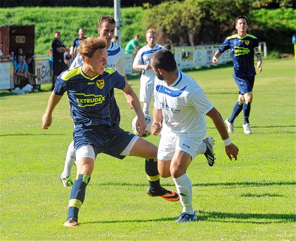 Zum Auftakt zieht Lomersheim (blaue Trikots) zuhause gegen den TSV Merklingen den Kürzeren. 