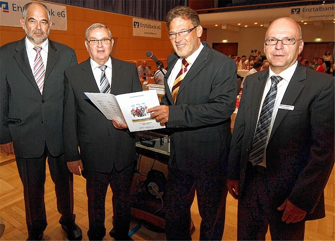 Zum Ausscheiden des Vorsitzenden Hanshermann Keller (2. v. li.) aus dem Aufsichtsrat präsentieren die Vorstände Wolfgang Weidler und Roland Frank (re.) eine gute Bilanz. Links: Aufsichtsrats-Vize Friedrich Ade. Foto: Kollros
