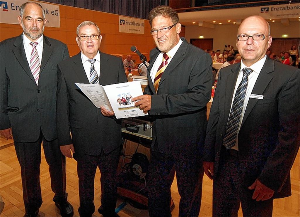 Zum Ausscheiden des Vorsitzenden Hanshermann Keller (2. v. li.) aus dem Aufsichtsrat präsentieren die Vorstände Wolfgang Weidler und Roland Frank (re.) eine gute Bilanz. Links: Aufsichtsrats-Vize Friedrich Ade. Foto: Kollros