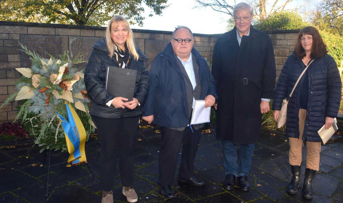 Zum Gedenken am Volkstrauertag: Britta Arnold (v.li.), Günter Bächle, Dr. Peter Napiwotzy und Martina Geißler lesen aus den Briefen von Hans Geißler.Foto: Stahlfeld