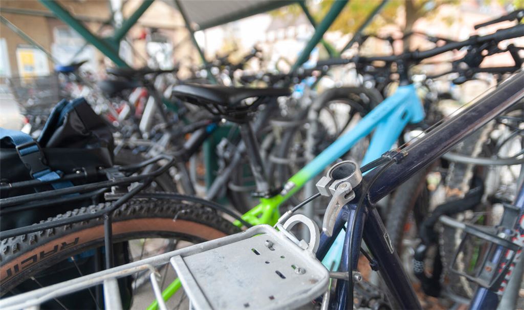 Zum Glück für einen 14-Jährigen stellt sich ein Fahrraddieb am Mühlacker Bahnhof, der vermutlich noch einen Mittäter hatte, alles andere als professionell an. Vor Gericht beteuert der Langfinger zwar immer wieder seine Unschuld, aber das nützt ihm angesichts zweier eindeutiger Zeugenaussagen am Ende wenig. Symbolfoto: Archiv