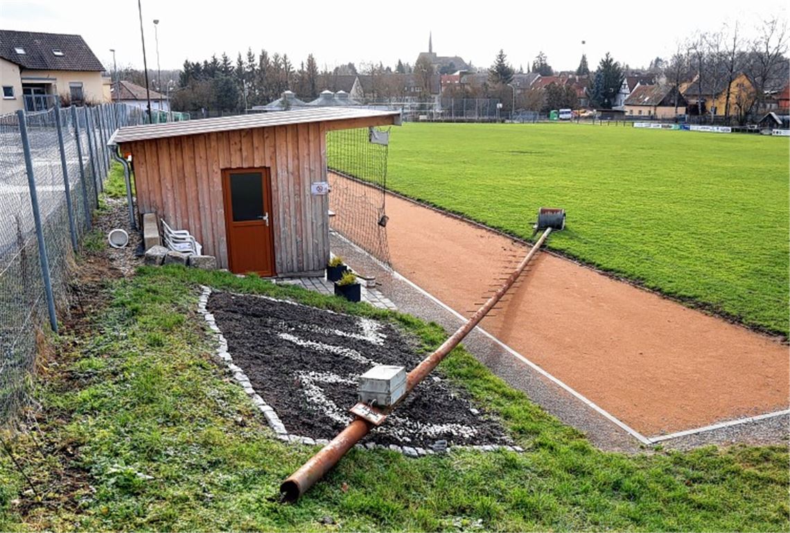 Flutlichtmast kippt plötzlich um
