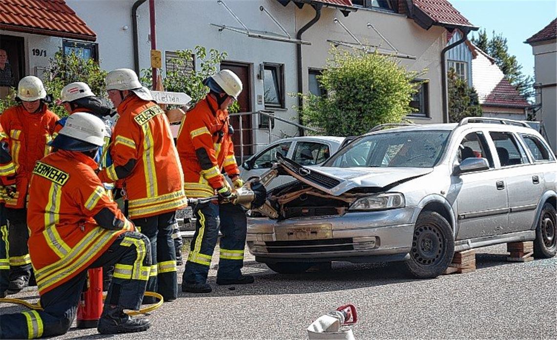 Feuerwehr und DRK arbeiten Hand in Hand