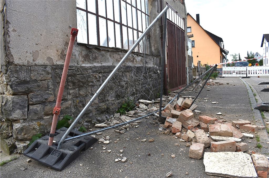 Zum Glück waren hier keine Fußgänger: Völlig zerbeult und zerstört haben die großen Steinbrocken einen Bauzaun, der den Gehweg von den Abbrucharbeiten abschirmen sollte. Fotos: Myroshnichenko