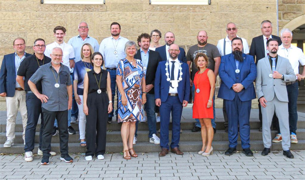 Zum Gruppenfoto nach der konstituierenden Sitzung des Knittlinger Gemeinderats postieren sich (ebenerdig v.li.) Armin Dobler (CDU), Uwe Braun (CDU), Mareike Meiser (neu, CDU), Liane Matheis (neu, PWV), Bürgermeister Alexander Kozel, Patricia Lopez Ramirez (AL), Alexander Steblau (neu, AfD), Patrick Merkle (neu, AfD); erste Treppenstufe v.li. Markus Scholl (CDU), Melanie Thoma (neu, CDU), Andreas Schwing (AL) und Martin Reinhardt (CDU); zweite Treppenstufe v.li. Ortsreferent Luis Burkhardt, Timo Steinhilper (SPD), Markus Röhrle (neu, UWK), Jochen Stöhr (neu, UBK) und Bernd Vogt (CDU); ganz oben v.li. Michael Arnold (SPD), Timo Bautz (neu, SPD) und Gitta Lampert (AL). Fotos: Becker